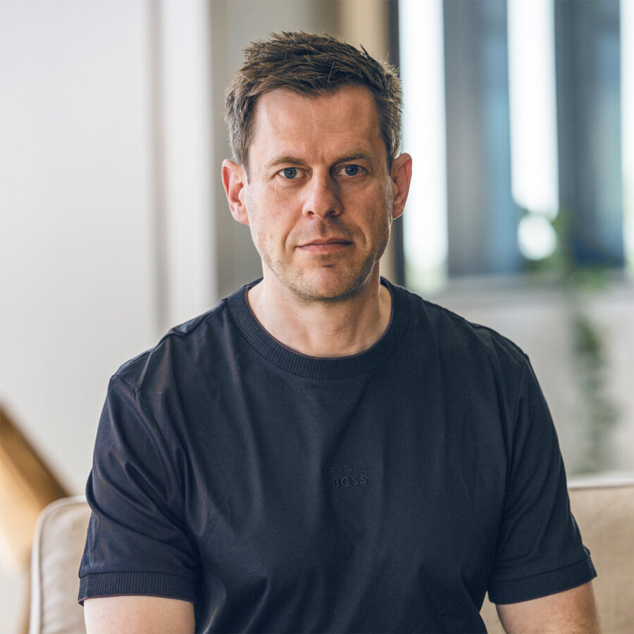 Stig Larsen, CEO hos Intellis, i afslappet stemning på kontoret i København.