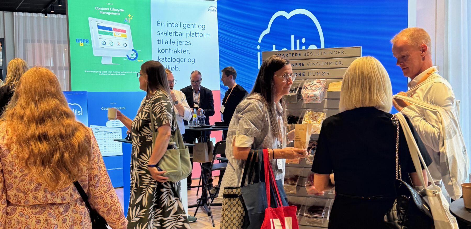Messegæster i dialog ved Intellis stand med præsentation af Contract Lifecycle Management og digitale løsninger.