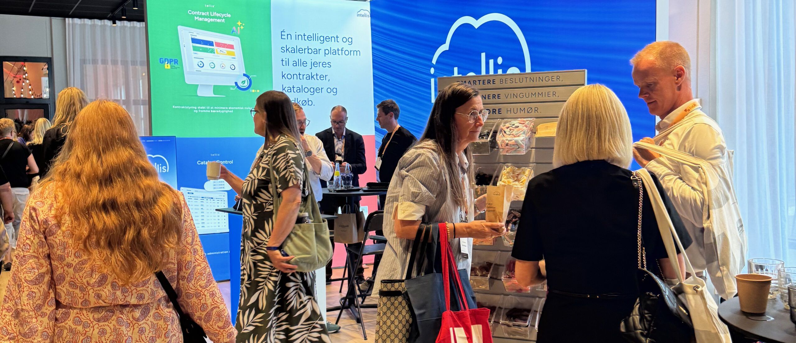 Messegæster i dialog ved Intellis stand med præsentation af Contract Lifecycle Management og digitale løsninger.